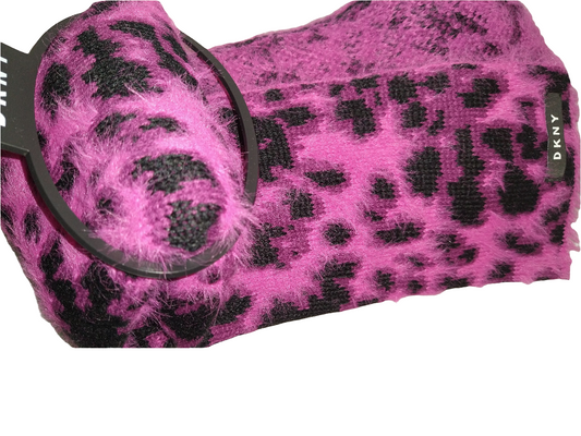 Écharpe rose en tricot zèbre pelucheux