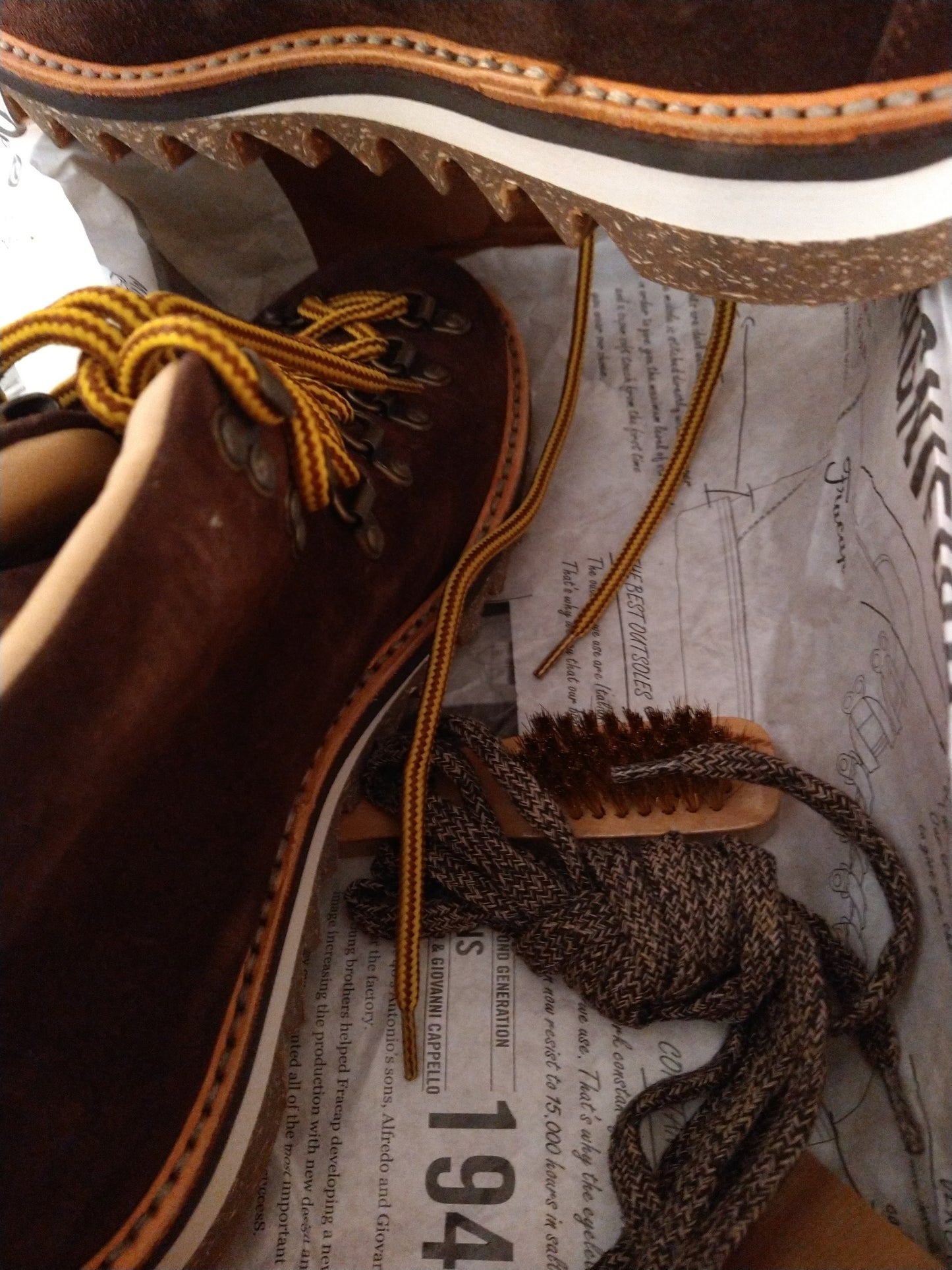 Chaussures de randonnée ondulées en daim marron