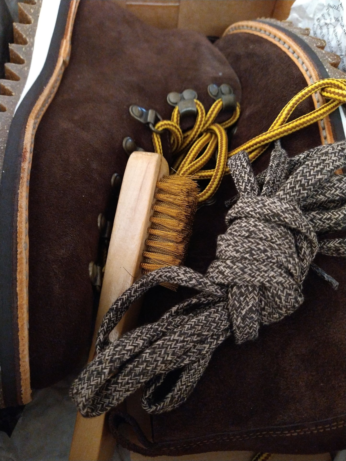 Chaussures de randonnée ondulées en daim marron