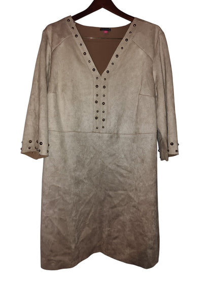 Robe droite cloutée en faux daim grande taille Vince Camuto 