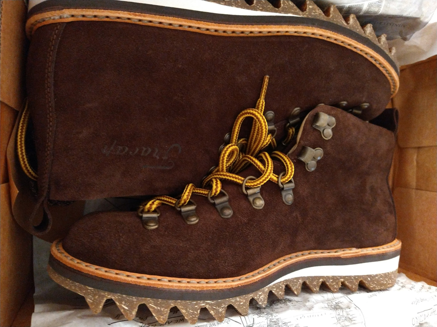 Chaussures de randonnée ondulées en daim marron