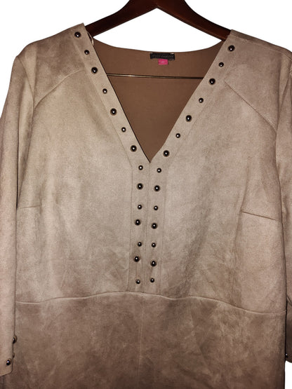 Robe droite cloutée en faux daim grande taille Vince Camuto 