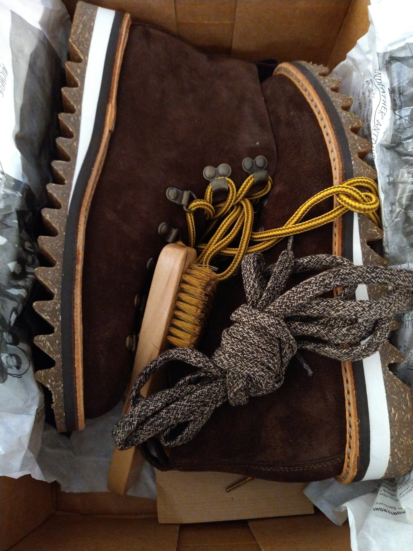 Chaussures de randonnée ondulées en daim marron